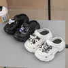 Zuecos de suela gruesa para niñas, verano 2025 nuevo, para aumentar la altura, de dibujos animados, pantuflas de playa eva de punta cerrada para niños grandes