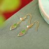 Pendientes de hoja de cloisonné vintage con perla y jaspe hetian chapados en oro de plata esterlina S925 de Yuebao Jewelry.
