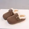 Nuevas zapatillas de casa para mujer con forro de felpa, versátiles para el calor del invierno, estilo Birkenstock, fáciles de poner, cómodas para uso exterior y hechas con algodón para mayor calidez