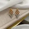 Novos Brincos Dourados Retrô 2026 para Mulheres, Estilo Popular de Hong Kong, Brincos de Alto Padrão e Elegantes, Brincos de Metal com Design de Nicho