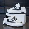 Zapatos Blancos para Niños al por Mayor Primavera 2026 Nuevos Transpirables Unisex Zapatos Deportivos para Niños Niños Medianos y Mayores Zapatos de Tabla Casuales Modernos