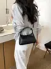 Bolso tipo dumpling para debajo del brazo exquisitamente tejido para mujer, nuevo modelo 2026, bolso de hombro texturizado y único, bolso cruzado versátil y moderno para el día a día