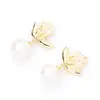 Novos Brincos de Clipe Rosa com Gotejamento de Óleo em Formato de Pétala, Elegantes e Versáteis, Brincos de Pérola Imitação Banhados a Ouro para Mulheres, Brincos Sem Furo