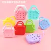 Monederos de silicona al por mayor, billeteras pequeñas, estuches para auriculares, llaveros para niñas, bolsos pequeños de mano y accesorios para mochilas en colores macaron