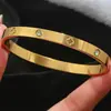 Conjunto de pulseiras empilháveis de três peças mais vendido internacionalmente, aço titânio banhado a ouro trevo de quatro folhas com incrustação de diamante, pulseira aberta de luxo leve que não desbota para mulheres