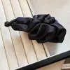 Pinza para el Cabello de Tela Acrílica Satinada Plisada, Sencilla y a la Moda, Versátil para el Viaje Diario, Pinza Retorcida, Accesorio para el Cabello de Gama Alta de Nicho para Mujeres