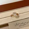 Promoção Quente Anel Quadrado Ultra Brilhante de Pirulito Branco com Zircônia para Mulheres, Luxo Leve, Personalizado, Cool, Sensação de Alto Padrão, Sensação de Design de Nicho, Anel de Dedo