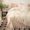 Conjunto de quatro peças de colcha de cama em veludo de leite macio esculpido, sussurro de rosa, colcha de edredom e colcha de cama quentes e espessadas de veludo coral para o inverno