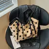 Bolsa Grande para o Dia a Dia Feminina 2026 Verão Nova Elegante de Bolinhas Ombro Único Sob o Braço Bolsa Tote de Mão Personalizada