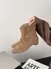 Botas de Cavaleiro Estilo Retrô Femininas 2026 Chegada Nova de Outono Cano Curto Salto Grosso Aumento de Altura Versátil Couro Fosco Franzidas Botas de Moda