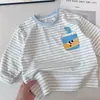 Camiseta de manga larga a rayas azules para niño, nuevo estilo de otoño, top infantil de cuello redondo con bolsillos, moderno y a la moda