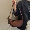 Bolsa de ombro feminina transfronteiriça retrô outono e inverno nicho novo estilo inclinada grande capacidade 2026 bolsa de bolinho fosca croissant