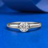 Anillo de plata de ley 925 con diamantes blancos redondos de 5,0 mm y diseño de diamantes simulados para mujer de Mu Jing Jewelry Daily Commuter