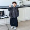 Conjunto de Outono para Meninos 2026 Novo Tendência Legal Colete de Couro Infantil Camisa Conjunto de Três Peças Menino Lindo Roupas de Outono