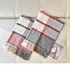 Bufanda de cachemira tejida oscura estilo universitario para mujer otoño e invierno cálida chal de borlas en contraste color café con leche al por mayor