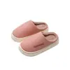 Chinelos de algodão femininos 2026 novo modelo para uso doméstico no inverno, pelúcia com sola grossa, antibacteriano, resistente a odores, com toque confortável, bico fechado, chinelos quentes para homens