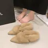 Zapatos de Felpa con Punta Aguda Estilo Retro Coreano Temperamento para Mujer 2026 Estilo Otoño Abuela Felpa Cálida Versátiles para Persona Perezosa Algodón Medias Zapatillas