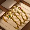 Pulseiras Transfronteiriças Europeias e Americanas de Aço Inoxidável, Pulseiras Abertas Simples e Versáteis, Pulseiras de Aço Titânio com Padrão Martelo e Zircônia Colorida em Forma de C