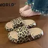 Chinelos de casa com estampa de leopardo para mulheres, novo modelo de verão 2026, sandálias EVA respiráveis antiderrapantes para uso externo com toque macio, calçados femininos atacado