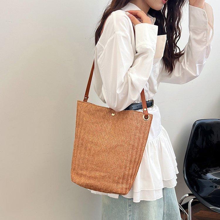 编织包女包新款潮2024夏草编简约百搭小清新水桶包个性单肩斜