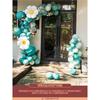 La atmósfera en la puerta de la ceremonia de inauguración de la gran y auspiciosa cesta de flores está decorada con globos y columnas.. La escena de la celebración del aniversario del centro comercial.
