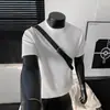 Camiseta masculina de verão Cleanfit, malha listrada preta, manga curta, elástica, seda gelada, com gola pequena, perfeita como segunda pele.
