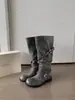 Botas de motociclista vintage plissadas desgastadas estilo cavaleiro para mulheres, de cano alto, com sola grossa, fivela de cinto e bico redondo
