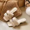 Zapatillas de moda nuevas con tacón grueso, diseño de una tira, peludas, con cierre de hebilla, punta cuadrada, tacón medio, punta abierta, metálicas, tela 2026