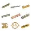 Broche Metálico de Sentido Avançado Conjunto de Ferragens Estilo Ins Insígnia da Escola Zhi Pingente de Emblema Cauda de Borboleta Banhada Broche de Terno Removível