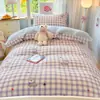 Conjunto popular de roupa de cama de quatro peças, confortável e respirável, conjunto de capa de edredom para cama de dormitório estudantil, conjunto de três peças estilo ins, fresco e moderno