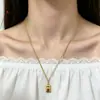 2026 Nuevo Modelo Collar Cadena Clavícula para Mujer, Collar de Lujo Ligero de Alto Gama Color Dorado, Regalo de Nicho para Novia