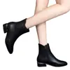 Botas de tornozelo em couro macio para mulheres, com sola reta, salto grosso e design de altura média.. Nova coleção outono/inverno 2026, com forro de couro e algodão para aquecimento extra, e um design isolado com forro de fleece, semelhante ao estilo de uma bota Martin