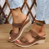 Sandalias antideslizantes de suela gruesa, elegantes y versátiles, nuevo modelo de verano 2026 para uso en exteriores, con tacón de cuña floral de pedrería, sandalias de playa