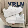 Zapatillas blancas de moda para mujer, nuevo estilo primavera 2026, zapatos de plataforma de suela gruesa para aumentar la altura, zapatillas casuales de moda para estudiantes