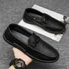 Zapatos de cuero negros para hombre estilo británico de otoño, casual de negocios, slip-on para conducir con suelas blandas, zapatos de trabajo modernos