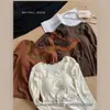 Camisola de veludo pérola com renda canelada e decote quadrado, com bojos embutidos, design de peça única feminina com bojos fixos no peito, mangas longas justas, 686