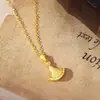 Diseño de lujo ligero estilo old money colgante de hoja de ginkgo para mujer estilo Ins collar de falda corta accesorios de oro arena suministro al por mayor