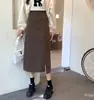 Saia Nova de Outono 2026, Cor de Café, Corte Evasê para Mulheres, Elegante e Chique, com Fenda, Cintura Alta, Emagrecedora, Comprimento Médio