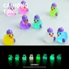 Figurilla de Patito de Calle de Resina de Dibujos Animados DIY que Brilla en la Oscuridad Colgante Creativo para Llavero Mini Accesorios de Decoración Venta al por Mayor