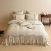 Conjunto de Quatro Peças Estilo Country Francês Classe A com Bordado Floral, Mistura de Algodão e Linho, Bordas Franzidas, Capa de Edredom Respirável e Amiga da Pele
