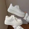 Zapatos Blancos Ligeros de Suela Gruesa para Aumentar la Altura para Mujer 2026 Nuevos Zapatos Casuales de Plataforma Primavera/Otoño Adelgazantes Versátiles Zapatos de Pan para Estudiantes