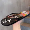 Chinelos da moda para uso ao ar livre, novo modelo 2026, sapatos de praia antiderrapantes, sandálias simples personalizadas de estilo coreano para o verão para homens