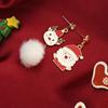 Pendientes de aguja plateada con diseño navideño de alce con incrustaciones de diamantes y bola de pelo asimétrica de muñeco de nieve.