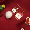 Pendientes de aguja plateada con diseño navideño de alce con incrustaciones de diamantes y bola de pelo asimétrica de muñeco de nieve.