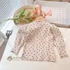 Ropa para Niñas Primavera y Otoño 2025 Camiseta Interior Moda Infantil Estilo Coreano Borde de Madera Corazón Manga Abullonada Top Camiseta