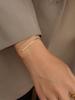 Pulsera cadena de hueso de serpiente de doble capa simple y elegante estilo europeo y americano con eslabones de cadena de hoja, acero de titanio chapado en oro de 18 quilates para mujer