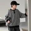 Sudadera de rayas para niño, nuevo modelo primavera y otoño 2026, camiseta básica de otoño para niños, top holgado para niños mayores, venta al por mayor de ropa infantil