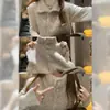 Look en capas de principios de otoño: Chaleco de punto plush para mujer, con cuello, hilo rizado, suave y cómodo, sin mangas, corte holgado, top/cárdigan casual