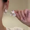 Brincos de Flores Perfuradas com Sensação de Papel Alumínio de Amor de Nicho e Espaço Profundo Brincos Metálicos de Textura Leve de Luxo Agulha de Prata 925