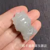 Colgante de Jade Tianshan de Xinjiang: Lindo Dibujo de Signo Zodiacal con Incrustación de Jade Verde, Colgante de Animal Zodiacal de Jade
